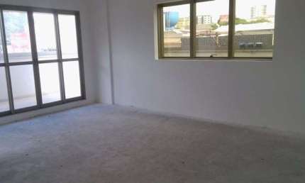 SALA COMERCIAL COM AMPLA SACADA NO CORAÇÃO DO RUDGE RAMOS - ALUGA E VENDE.