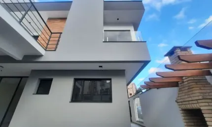 Sobrado novo com conceito moderno com 3 suítes e 2 vagas.