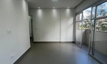 Apartamento reformado com 84 metros com 2 quartos e 1 vaga