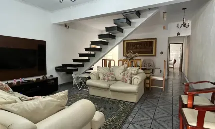 Sobrado com 196m2 no jd do mar com 3 dorms, 2 w.cs, quintal - ótima localização.