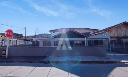 Casa residencial com 3 quartos  para alugar, 100.00 m2 por R$2450.00  - Aventureiro - Joinville/SC