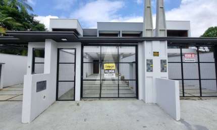 Casa residencial com 3 quartos  para alugar, 132.00 m2 por R$5500.00  - Bom Retiro - Joinville/SC