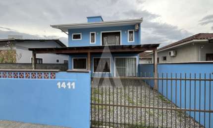Casa residencial com 3 quartos  para alugar, 156.60 m2 por R$2700.00  - Jardim Iririu - Joinville/SC