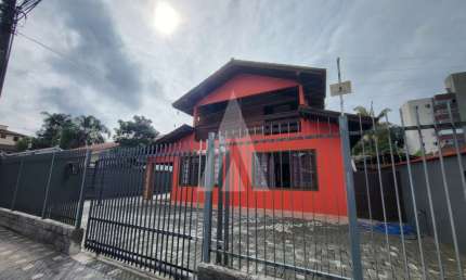 Casa residencial com 3 quartos  para alugar, 240.50 m2 por R$4500.00  - Bom Retiro - Joinville/SC