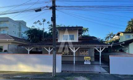 Casa residencial com 3 quartos  para alugar, 117.00 m2 por R$2800.00  - Floresta - Joinville/SC