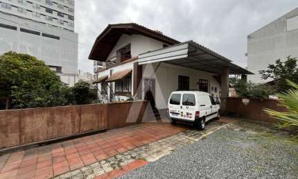 Casa residencial com 4 quartos  para alugar, 134.50 m2 por R$5000.00  - Centro - Joinville/SC