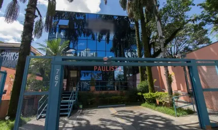 Prédio Comercial Imponente para locação em Moema – 1.250m² | 25 Vagas | Elevador | Gerador