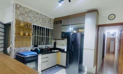 Ótima Casa Térrea com 3 Dormitórios, Suíte e Área de Lazer!