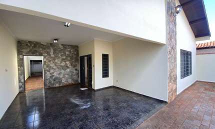 Casa com 3 dormitórios para alugar, 123 m² por R$ 3.245,00/mês - Jockey Clube - Barretos/SP