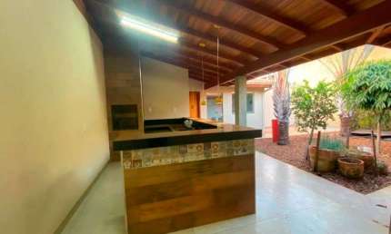 Casa com 3 dormitórios à venda, 260 m² por R$ 750.000,00 - Jockey Club - Barretos/SP