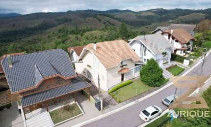 Casa com 3 dormitórios à venda, 200 m² por R$ 1.400.000,00 - Vila Porã - Campos do Jordão/SP