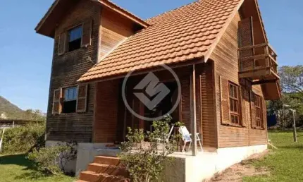 Cj/excelente terreno no santinho medindo  1414m², há 500 metros da praia, com escritura publica e viabilidade pra construção de 50% da areá, existe um chalé de madeira rustico no terreno. codigo: 3182