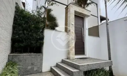 Casa triplex de alto padrao no bairro planejado Pedra Branca codigo: 57739