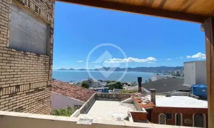 Bela casa com vista mar possuindo 3 quartos e 2 banheiros no bairro Estreito/Florianópolis-SC codigo: 61166