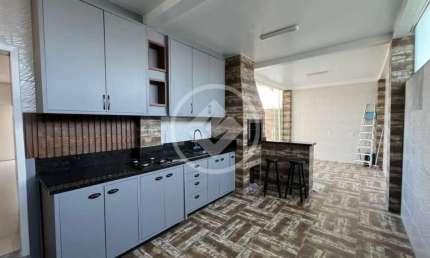 Vendo este sobrado charmoso e semi mobiliado em excelente localização, de esquina, no bairro Forquilhas codigo: 106656