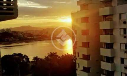Apartamento impecável, 100% mobiliado e finamente decorado, 2 Quartos sendo 1 Suíte Master com Vaga de Garagem Livre e Coberta na  melhor localização do Centro de Floripa codigo: 127918