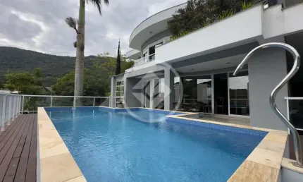 Excelente oportunidade de adquirir esta casa em condomínio fechado no encantador Caminho dos Açores em Santo Antônio de Lisboa. codigo: 132607