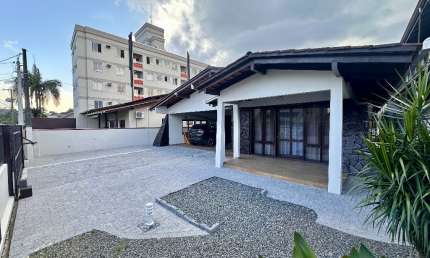 Casa térrea com suite mais dois dormitórios no Bairro Santo Antônio.