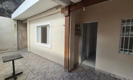 Casa para aluguel tem 106 metros quadrados com 2 quartos!