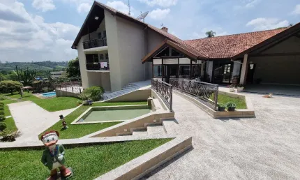 Belíssima casa em condomínio fechado - Chácara da Lagoa.