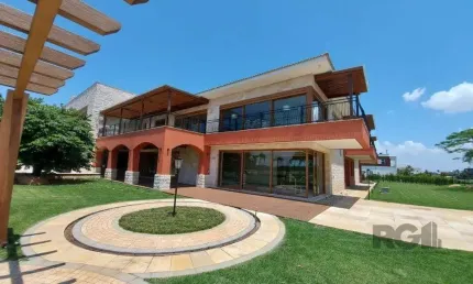 Casa para comprar com 2100 m° de área Construída no Condomínio Ponta da Figueira