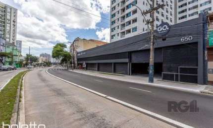 Boletto Imóveis aluga loja, 286m² área útil, na Av . Protásio Alves com box rota