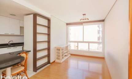 Apartamento com 1 dormitório e 1 vaga de garagem no Bairro petrópolis