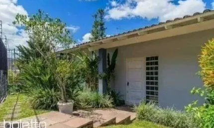 Casa para locação de 234m2, 3 vagas por R$ 15.000,00,00 - Bairro Três Figueiras