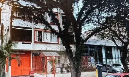 Box de Garagem para Comprar , prédio com portão automatizado e elevador.