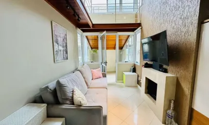 Duplex na bela vista, 2 dormitórios com espaço para home office, lareira e 2 vag