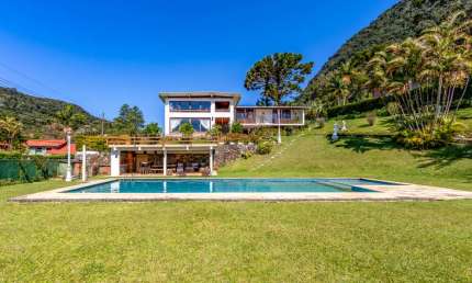 Casa com vista para o Lago Comary, no condomínio da CBF, em Teresópolis.