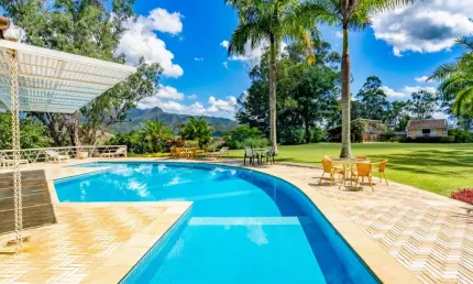 Casa com 5 quartos em condomínio em Itaipava, Petrópolis.