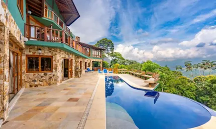 Casa com 5 quartos em condomínio em Araras, Petrópolis.