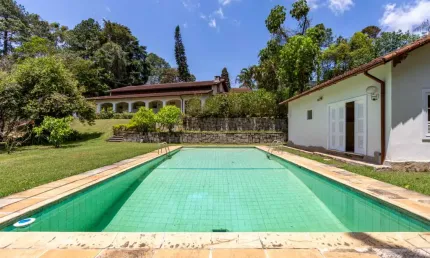 Casa linear com 4 quartos, terreno plano em Quebra Frascos