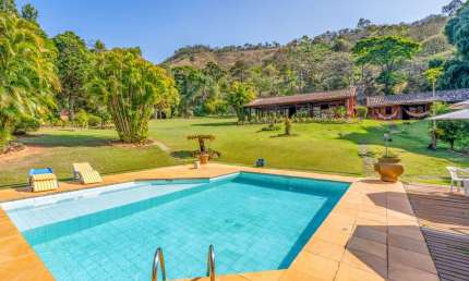 Casa linear com 6 quartos, riacho privativo, no Vale da Boa Esperança.
