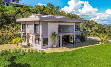 Excelente casa com 4 quartos à venda em condomínio no Parque do Imbuí, Teresópolis.