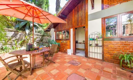Casa com 5 quartos em condomínio na Granja Guarani, Teresópolis.