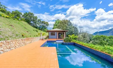 Casa com 5 quartos em Condomínio Exclusivo de Petrópolis.