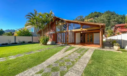 Casa com 4 quartos em condomínio no Comary - Teresópolis/RJ