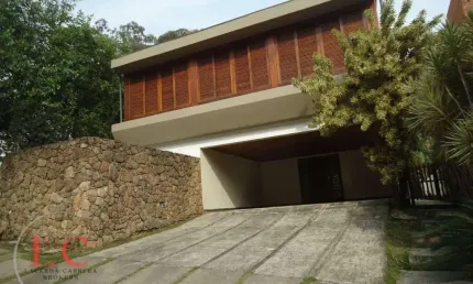 Casa em condomínio fechado à venda, 400m2., 5 Dormitórios sendo 3 Suites.