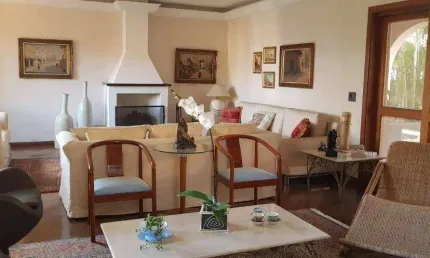 Casa térrea em excelente condomínio, 4 dorms c/ piscina!