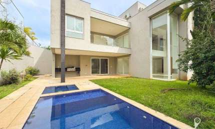 Casa de Luxo com 480m² Construídos em Condomínio Exclusivo