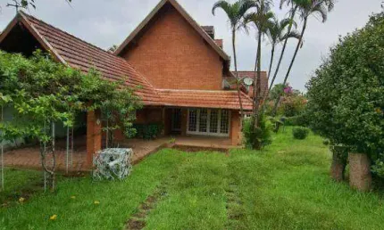 Casa em Alphaville de Esquina com 500 Mts de Terreno, 380 Mts de AC! Ideal P/ Retrofit!