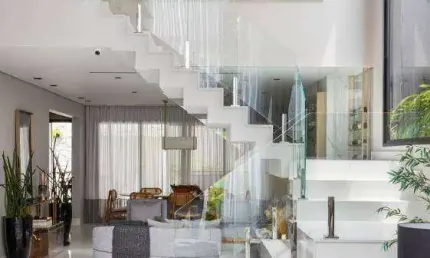Casa com pé direito duplo e projeto diferenciado de marcenaria em todos os ambientes, 5 suítes !