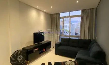 Apartamento a venda reformado e mobiliado com 2 quartos na quadra da praia do boqueirão em santos / sp