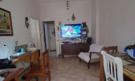 Venda de apartamento reformado na Avenida da Praia do Embaré em Santos / SP