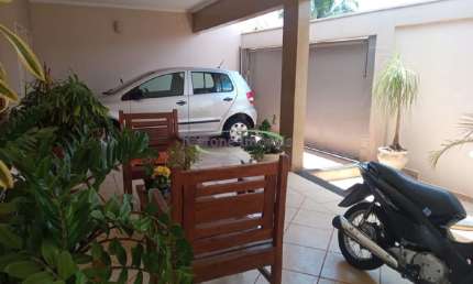 Casa  térrea com 3 quartos, suíte , 2 vagas em excelente localização na Vila Celso Mauad -  Catanduva