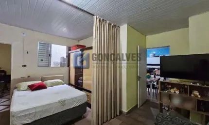 Terreno com 253,49m² com um salão comercial e 2 casas ao fundo no bairro Oswaldo Cruz.
