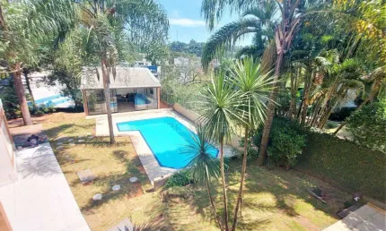 Casa na Granja Viana em Condominio com excelente estrutura e segurança 24hs.