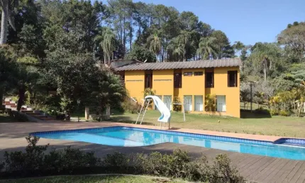 Casa tipo chácara com 3.800m² de terreno próximo a Rodovia Raposo Tavares